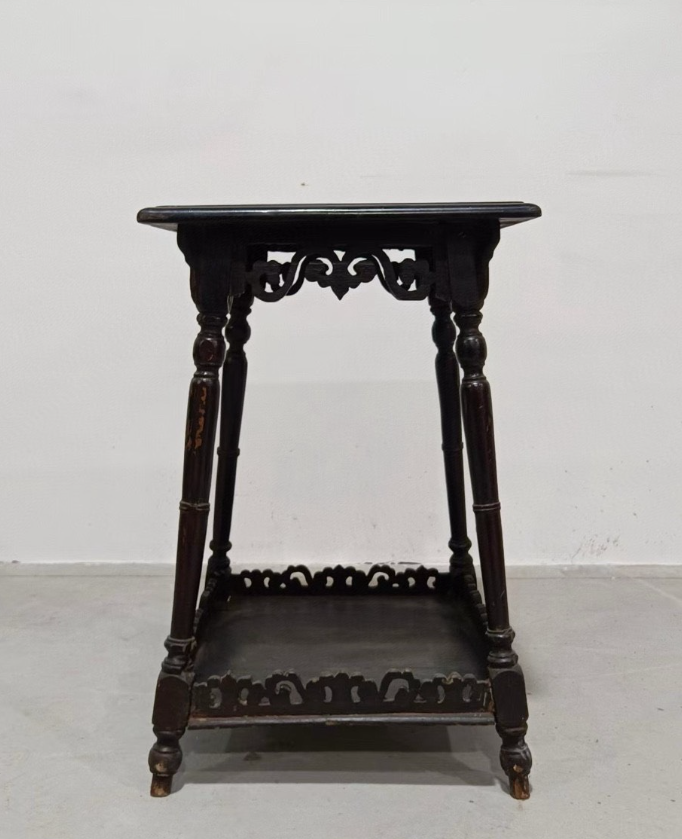 清代：老榆木，黑大漆茶几。保存完整